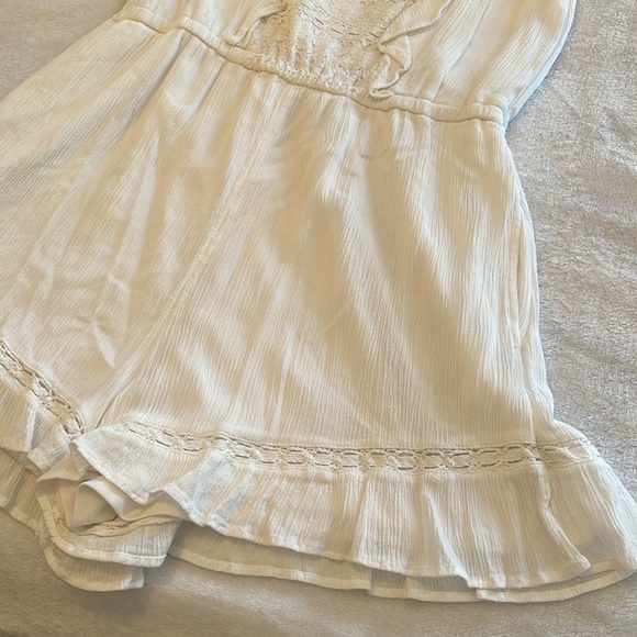 Super adorable white romper! Lace and frill detailing. - Picture 4 of 6